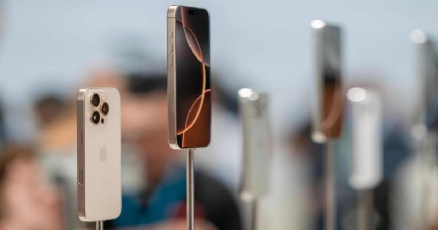 uae-iphone-fans-trade-old-models-pay-advance
