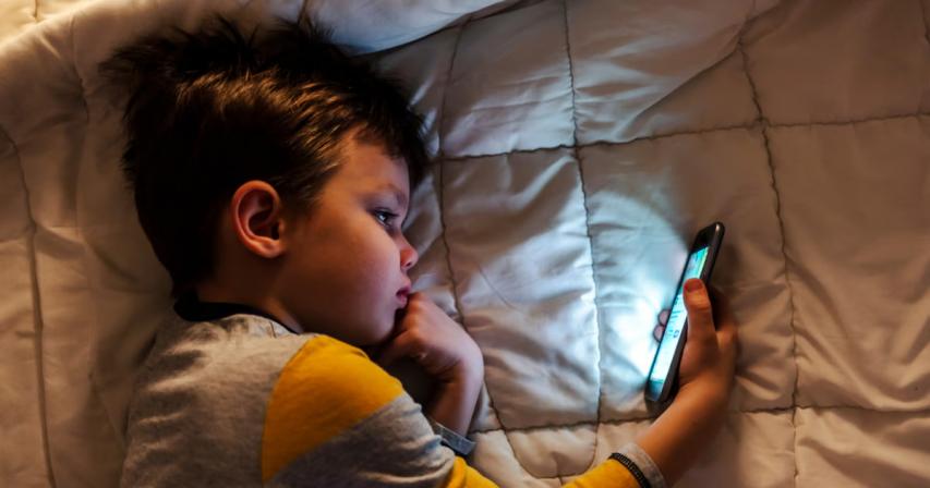 powerful-wake-up-call-for-smartphone-addicts-in-dubai
