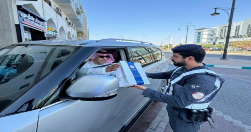 uae-police-surprise-60-drivers-with-gifts-for-following-traffic-rules-in-abu-dhabi
