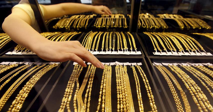uae-gold-prices-slip-after-hitting-new-all-time-high
