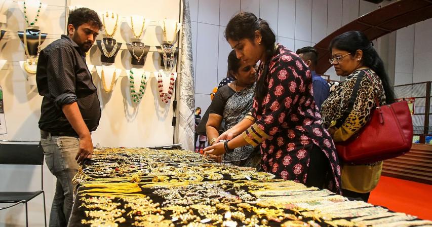 dubai-gold-prices-at-new-record-high-22k-surges-above-dh350-per-gram
