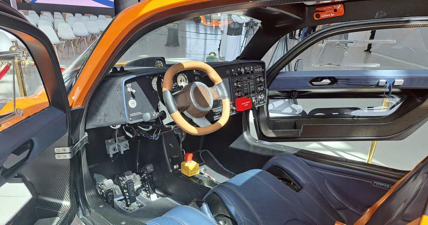 new-flying-car-unveiled-in-uae-that-can-fly-up-to-500km
