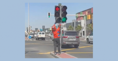 'Didn't do it for reward': Delivery rider stops to fix