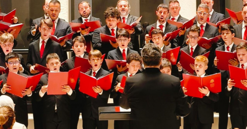 Pope’s 1,500-yr-old choir performs in ‘historic’