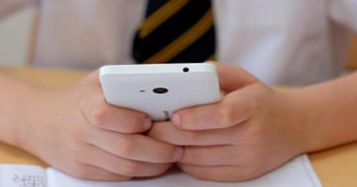 UAE schools restrict mobile phones to minimize student
